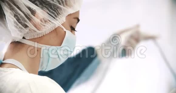 手术期间外科医生的肖像医学外科保健理念拍摄于红色4k10位彩色空间视频的预览图