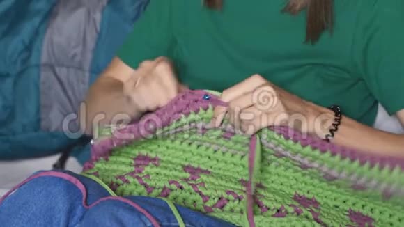 把女人的手编织起来e4k英尺视频的预览图