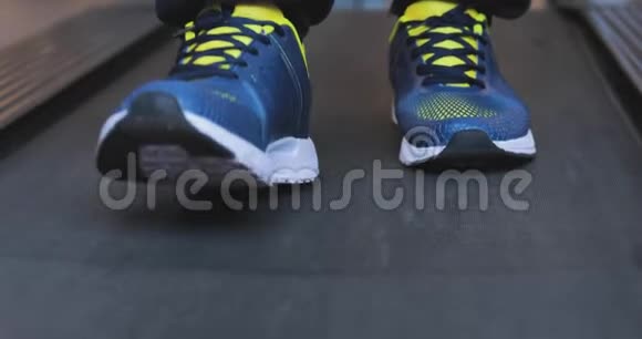 男腿在跑步机上视频的预览图