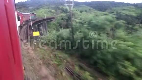 斯里兰卡埃拉红色火车在桥上视频的预览图