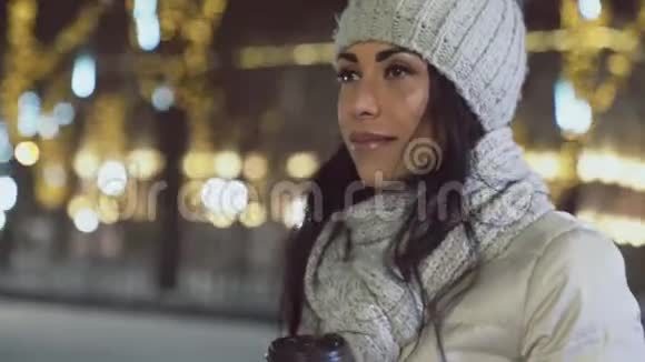 穿羊毛衣服的女士在圣诞广场喝咖啡视频的预览图