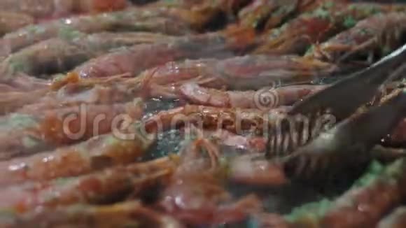 特写男人在烤架上煮小龙虾用草药烧烤小龙虾的男性视频的预览图