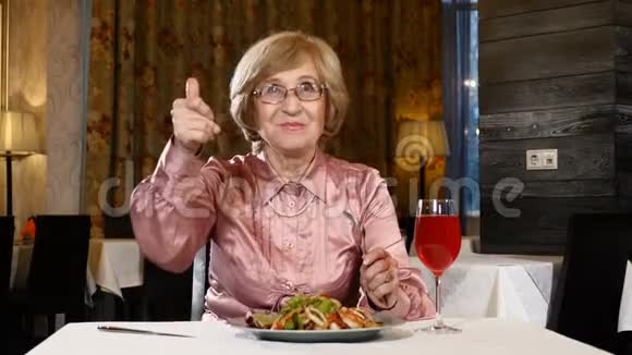 富有的年代快乐的退休观念70多岁的老妇人在餐馆吃饭老年女性表演视频的预览图