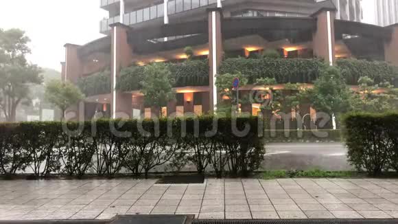 日本神户的季节性大雨视频的预览图