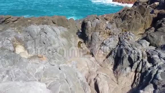 葡萄牙马德拉岛Seixal景观4K视频有熔岩岩石和清澈的海水视频的预览图