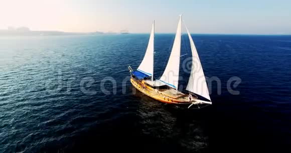 帕利诺帆船海上航景视频的预览图