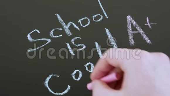 一只手用粉笔在黑板上写字学校很酷回到学校的概念视频的预览图