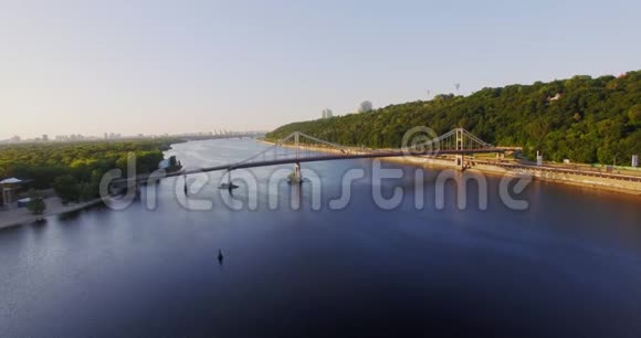 在乌克兰基辅的Dnieper河上的人行桥视频的预览图