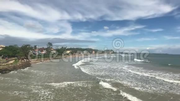 斯里兰卡马塔拉天气好时有波浪和云视频的预览图