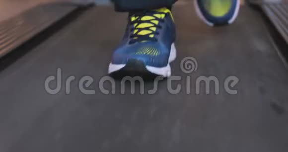 男腿在跑步机上视频的预览图