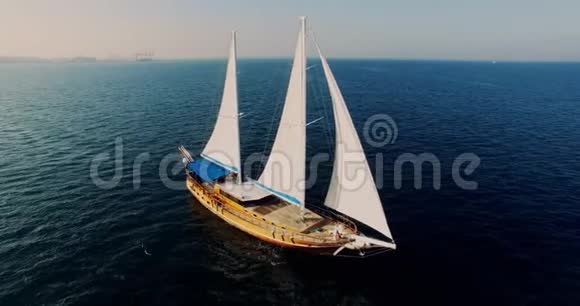 帕利诺帆船海上航景视频的预览图