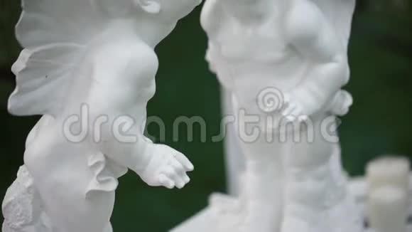 两个接吻天使的白色雕像摄像机从下往上移动视频的预览图