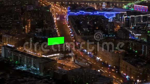 时间推移建筑和汽车夜间交通的空白绿色屏幕广告牌视频的预览图