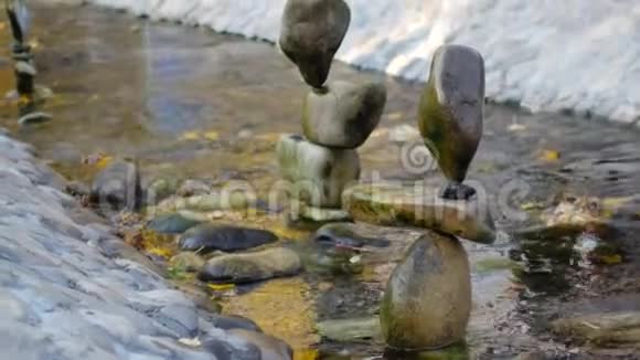 小溪里的石塔岩石平衡的概念瑜伽和禅宗疗法视频的预览图