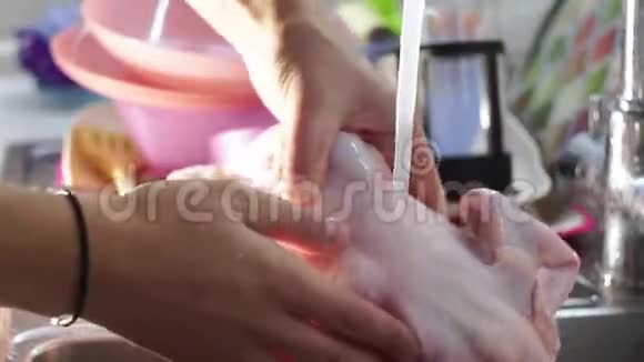 库克在水流特写镜头下洗了一只鸡烹饪自制食物视频的预览图