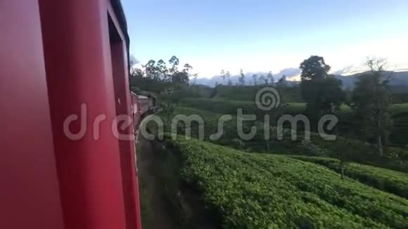 斯里兰卡埃拉在茶园背景下乘火车视频的预览图