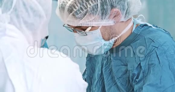 外科医生团队在手术期间使用外科腹腔镜器械医学外科保健理念拍摄视频的预览图