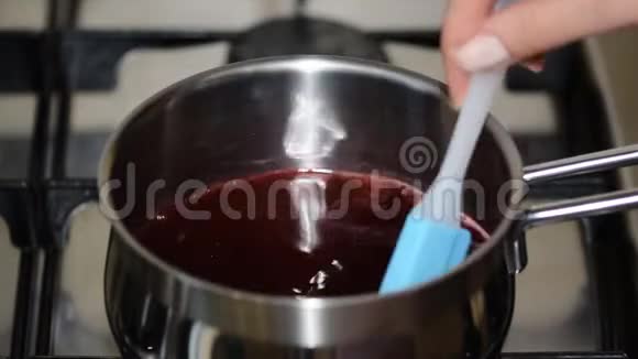 在平底锅中加入樱桃汁加热视频的预览图