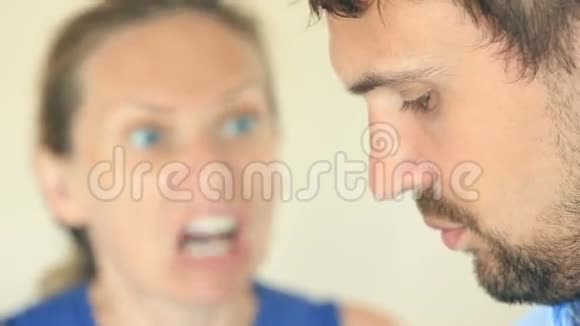 女人对着男人尖叫侧写中的男人的脸是特写的女人脸是模糊的视频的预览图
