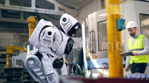 男工程师正在控制机器人的运动视频的预览图
