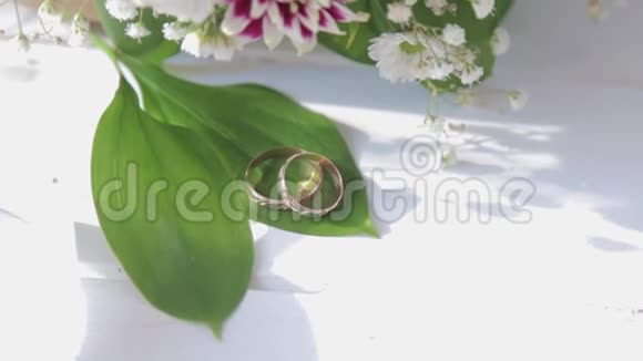 合上结婚戒指白玫瑰和丁香花新的婚礼花束视频的预览图