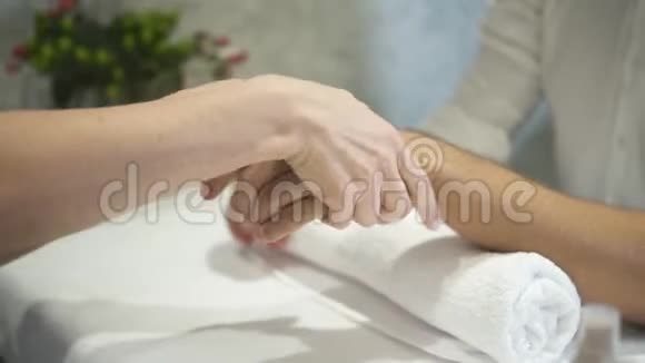 女性美容师正在用专业的奶油做美容按摩用于手部皮肤治疗视频的预览图