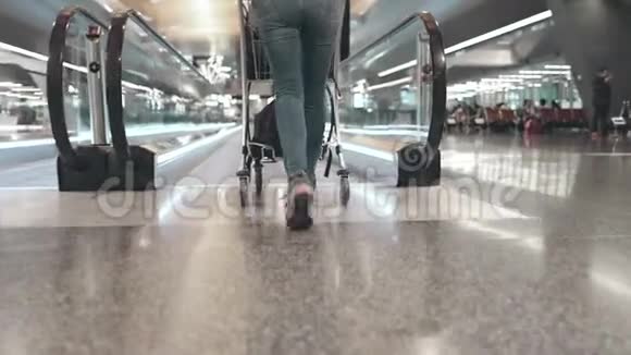 带行李车的女士在机场候机大厅视频的预览图