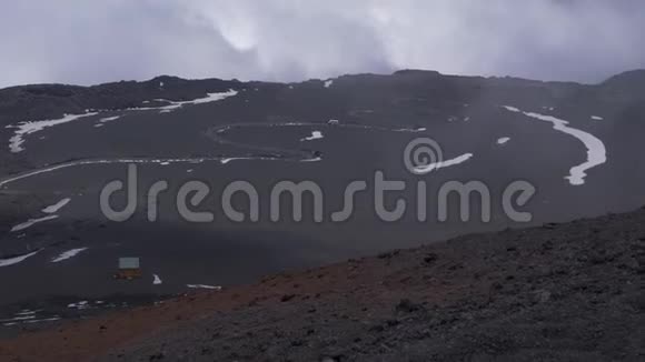 埃特纳火山表面的全景到山顶的路火山上空的云西西里岛视频的预览图