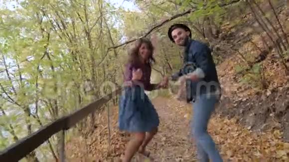 快乐的年轻夫妇在春天公园玩得很开心视频的预览图