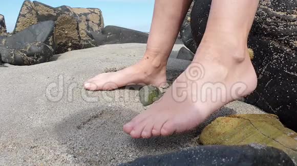 女人的双脚挂在沙滩之上视频的预览图