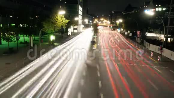 夜间高速公路上光线轨迹的时间推移视频的预览图