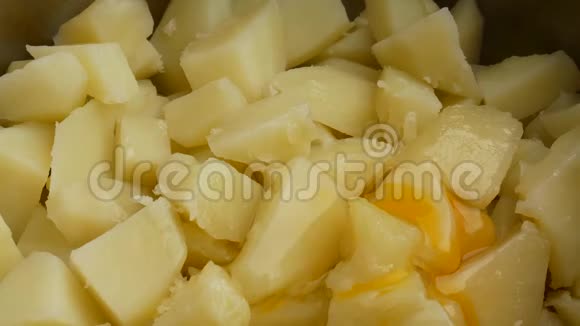 快关门牛奶和鸡蛋一起倒入煮熟的土豆中视频的预览图