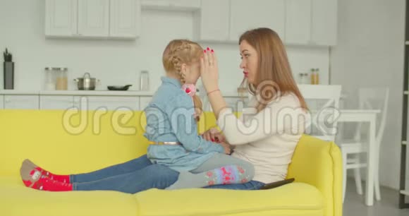 关心她的母亲在沙发上安慰她心烦意乱的女儿视频的预览图