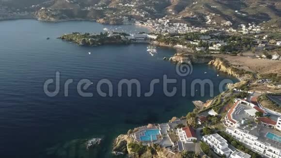 空中无人机拍摄的美丽海湾酒店位于海边的山上视频的预览图