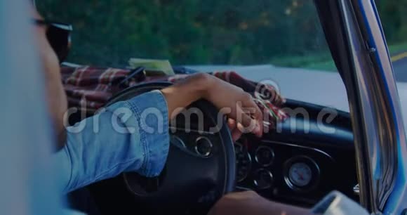 在皮卡车上进行公路旅行的年轻人视频的预览图