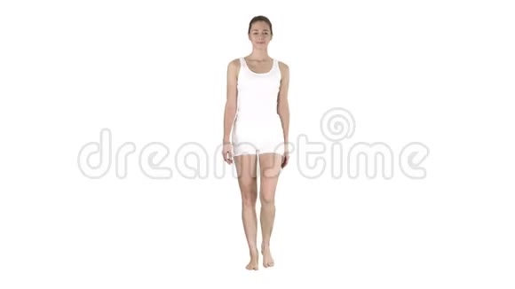 瑜伽老师在白色背景上散步和做呼吸运动视频的预览图