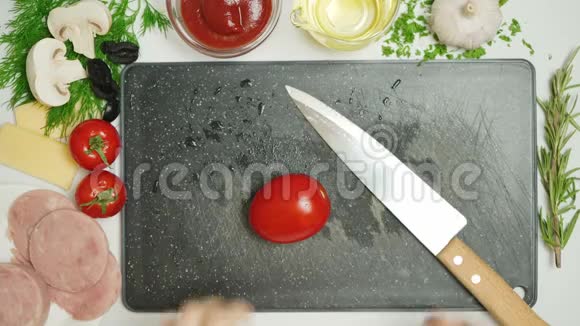 厨房切红番茄视频视频的预览图