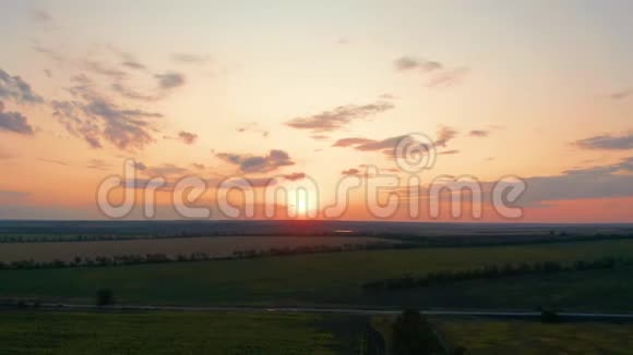 空中观景美丽的自然看农村的风景和田野阳光灿烂的日落天空地平线视频的预览图
