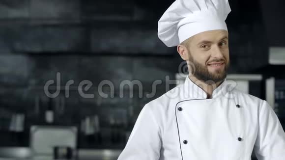 开心的厨师玩刀子厨师在玩厨房工具视频的预览图