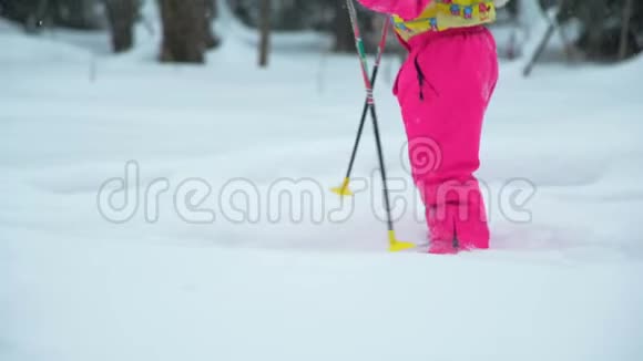 小女孩在下雪时滑雪视频的预览图