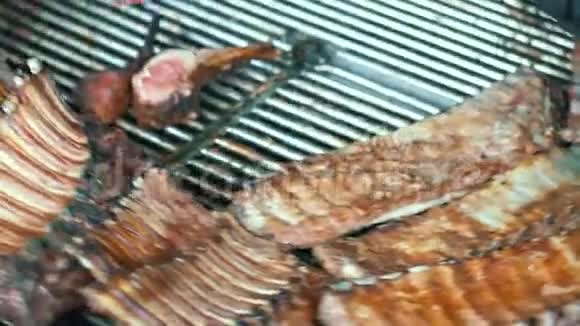 户外用香草猪肉做男性烹饪为野餐烤肉的人视频的预览图