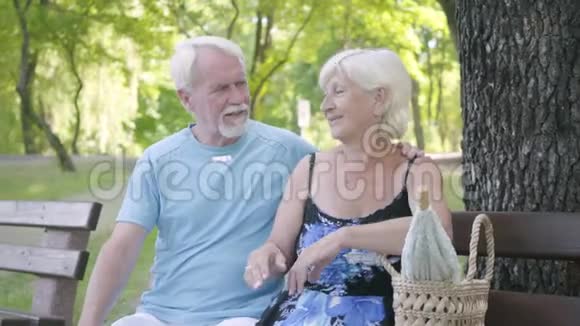 肖像欢乐成熟的夫妇坐在长凳上欣赏大自然年长的男人和女人一起放松休闲视频的预览图
