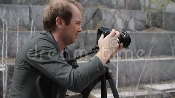 男摄影师在废弃的大理石采石场拍照视频的预览图
