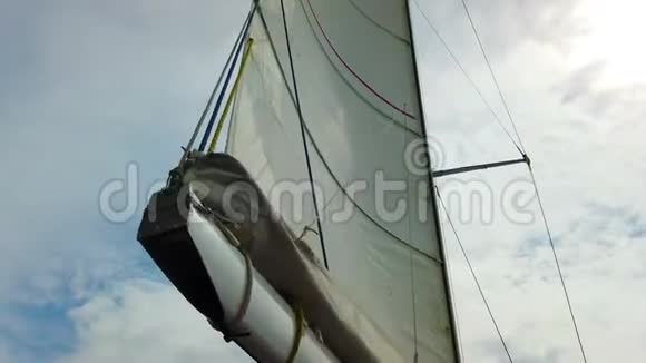 4K视频视图帆在意大利的一艘游艇上随风飘扬帆又大又白风一吹风一吹视频的预览图