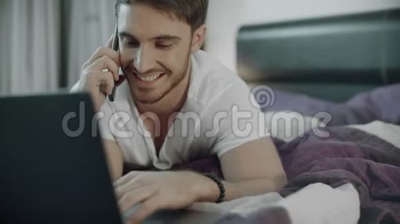 快乐的男人在家里的沙发上打电话电信生活方式视频的预览图