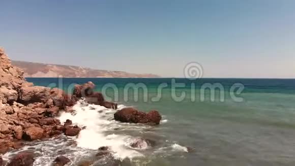 上山望远走海蓝波坠毁海岸线悬崖无人机镜头视频的预览图