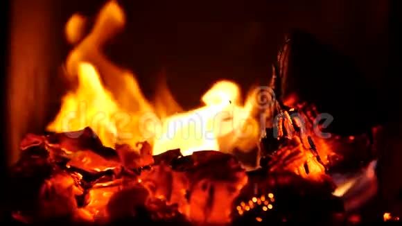 慢动作温暖舒适的燃烧壁炉美丽的热上升火花从燃烧的木材和纸张家里着火了视频的预览图