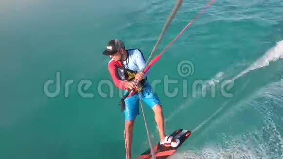 埃及一名冲浪者在海水中的蓝色水面上滑行的动作镜头视频的预览图