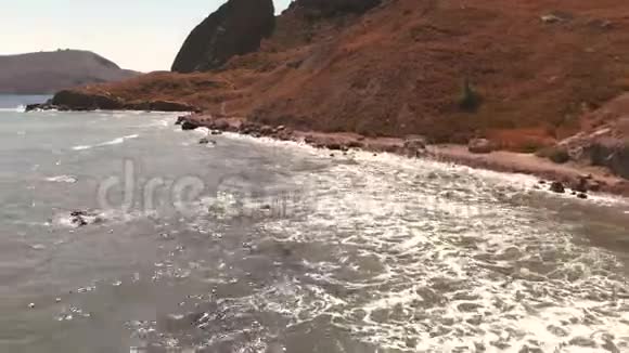 上山望远走海蓝波坠毁海岸线悬崖无人机镜头视频的预览图