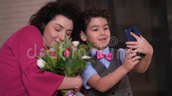爱妈妈和儿子在电话里为自拍做鬼脸视频的预览图